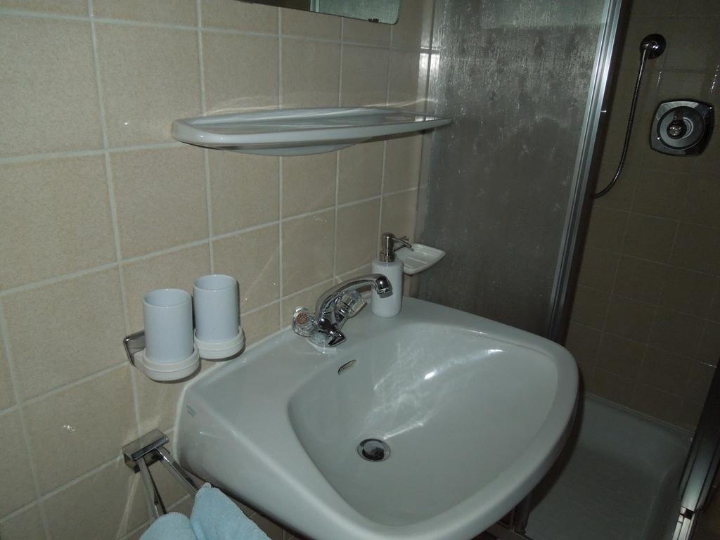 Haus Bergkranz Acomodação com café da manhã Lermoos Quarto foto